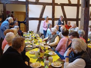 Die vollbesetzte Scheune hinter dem Walderdorffer Hof